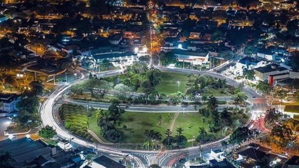 Praça Panamericana concentra comércio e serviços em Alto de Pinheiros